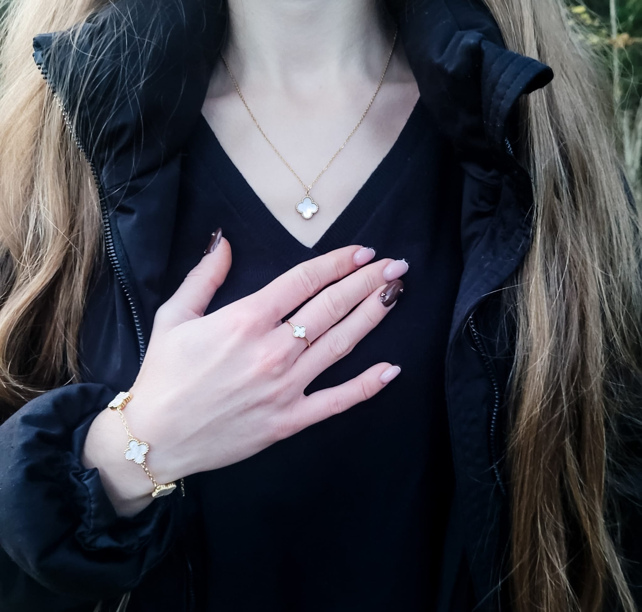 Jesień z blaskiem – jak wybierać biżuterię, która rozświetli szare dni